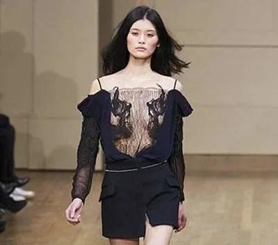 奚梦瑶透三点走秀图盘点  《爱上超模》展现鬼马本色