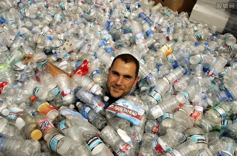 海关退运洋垃圾 坚定退运28个集装箱688吨洋垃圾