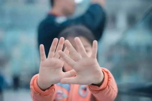 孙子没完成作业奶奶揍儿子，奶奶这是什么操作？