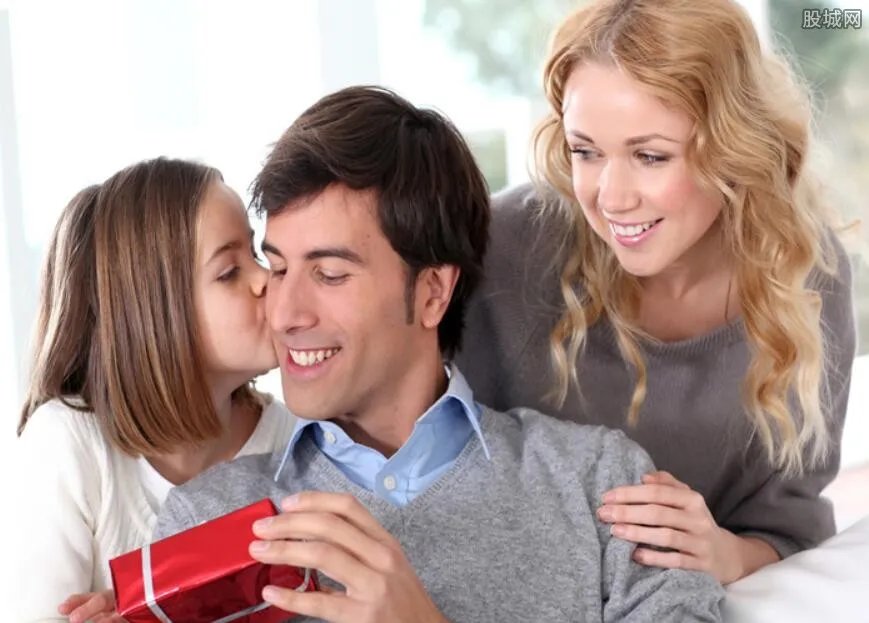 00后13岁当爹妈 网友：这让8090后往哪站？