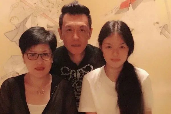 李咏老婆哈文个人资料现状 妻子改嫁了吗？是什么民族