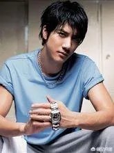 王力宏袜子破到脚后跟,明星节俭的生活,你怎么看?双十一,你买了多少东西?