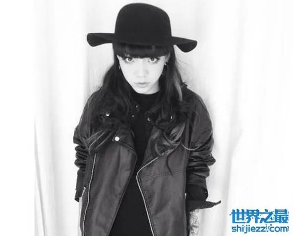 吴莫愁曝清纯素颜照,素颜好看非要化妆出来吓人