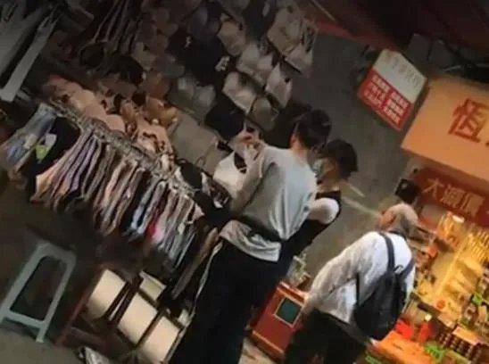 54岁张曼玉逛地摊：张曼玉现状与昔日魅力回顾