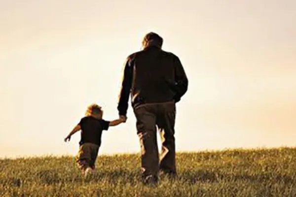 爸爸被儿子用金箍棒打伤崩溃报警，是用心良苦还是大题小做？