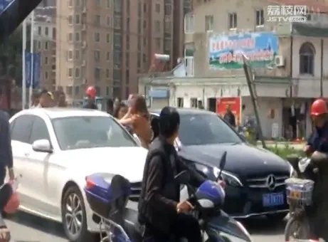 两辆大奔街头斗气拳脚相向 事故原因正在调查中