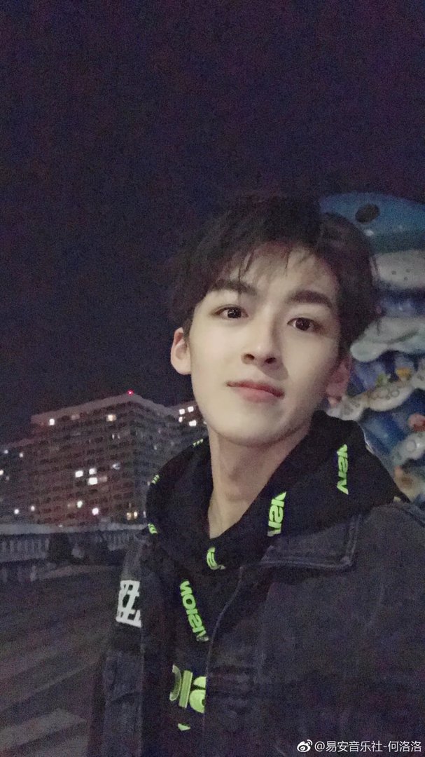 何洛洛为什么叫开少、虾饺、社长 他哪一年出生的