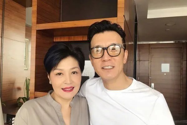 李咏老婆哈文个人资料现状 妻子改嫁了吗？是什么民族