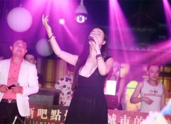 国模露露外拍人体艺术照片 被曝录节目时爆粗口