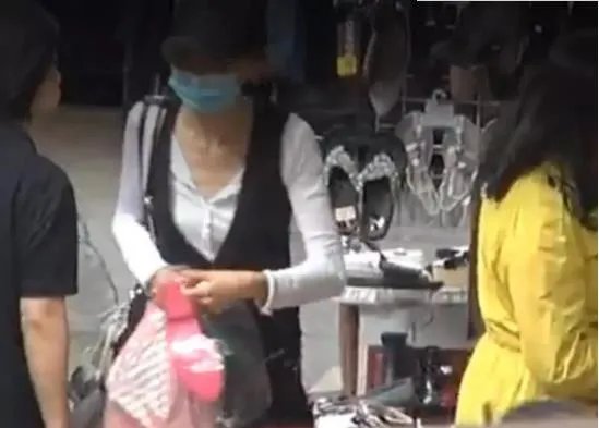 54岁张曼玉逛地摊：张曼玉现状与昔日魅力回顾