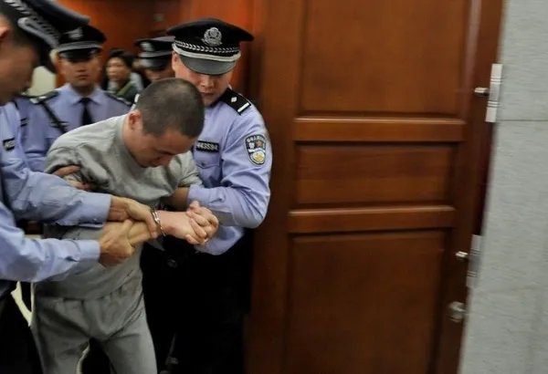 山西男子当街持刀砍伤3人，司机连撞3下制止，司机此举避免了什么后果？