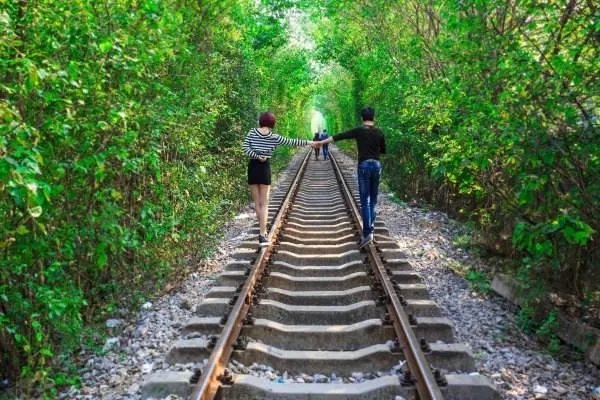 4女子铁轨上拍婚纱照被罚,你觉得拍照该不该去这种地方?