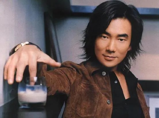 任贤齐的扇子顶到谁了 他的扇子门戳到女演员哪里