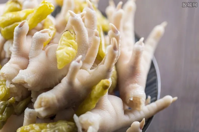 50吨走私冻鸡爪 已渗水发臭实在令人作呕