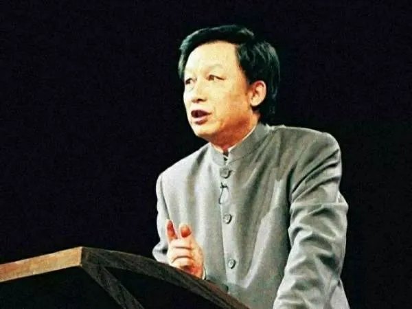 易中天曾被环球时报推为“中国十大直言君子”,你认为他配得上这个称号么?