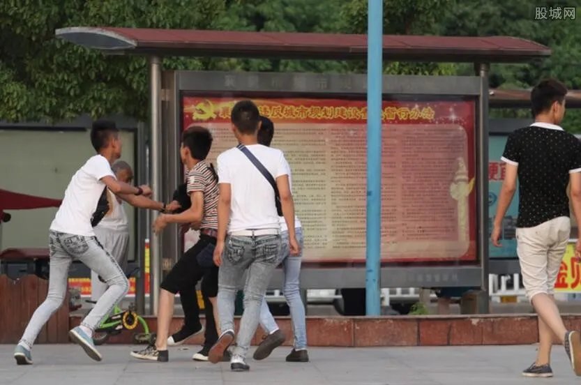 少年约架发红包 打架还加成微信好友发红包？