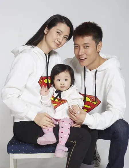 张丹峰的配偶为老公颁奖 夫妻甜蜜亮相红毯