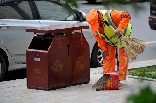 西安保洁员因烟头没捡干净被罚半个月工资了吗？