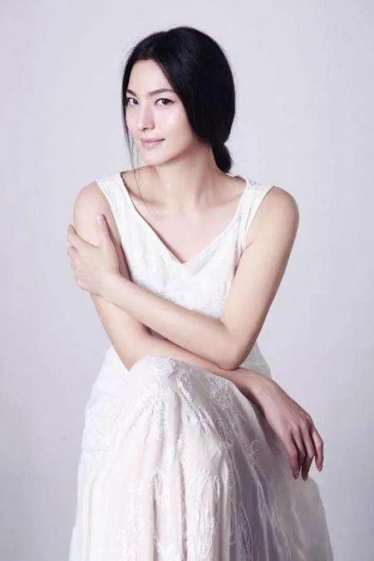 任贤齐的扇子顶到谁了 他的扇子门戳到女演员哪里