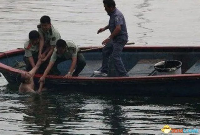 百人围观企业高管全裸跳海 民警救援反被其辱骂