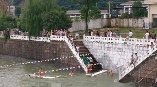 百年水库泄洪 竟冲出这庞然大物（图）