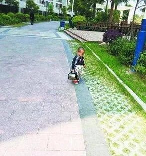 两岁男童迷烧水壶 吃喝拉撒壶不离手