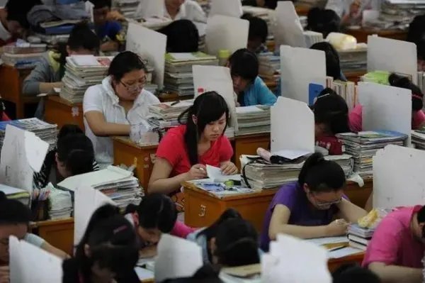 官方回应中学要求家长捐款装空调，他是怎么说的？