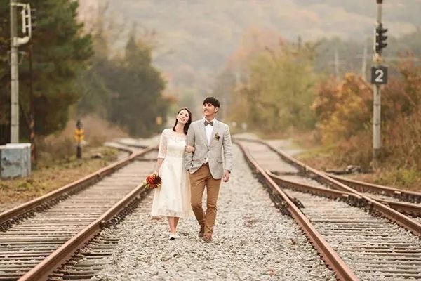4女子铁轨上拍婚纱照被罚,你觉得拍照该不该去这种地方?