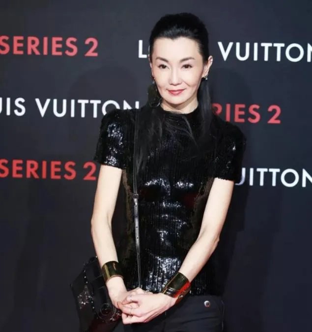 54岁张曼玉逛地摊：张曼玉现状与昔日魅力回顾