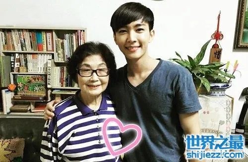 炎亚纶悼念外婆尽见孝心，丑闻之外的他是大孝子！ 