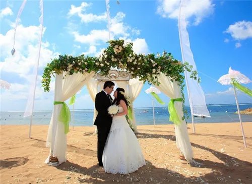 夏天婚礼新郎穿什么合适 如何打造浪漫夏季婚礼