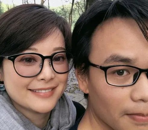 袁立三婚晒合影照正面照，与小11岁老公对比明显