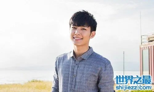 炎亚纶悼念外婆尽见孝心，丑闻之外的他是大孝子！ 