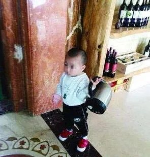 两岁男童迷烧水壶 吃喝拉撒壶不离手