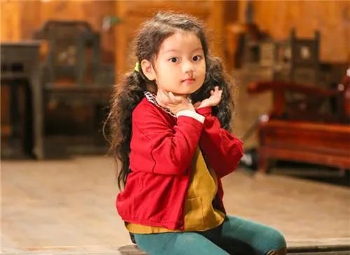 阿拉蕾(崔雅涵)是谁的女儿?