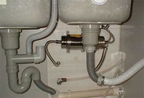 厨房下水管一猛放水就会返水怎么处理