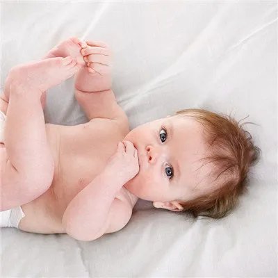 初生婴儿吐奶怎么处理?