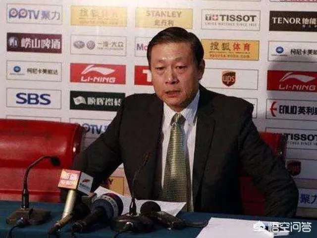 新疆队在一个月前辟谣李秋平离任，现在又官宣李秋平离任，这是为什么？