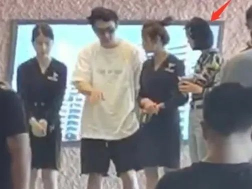 王思聪带女生现身楼盘看房，谈恋爱就送房？