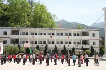 学校因考生太多让学生跪在操场考试，如何改善学校的环境？