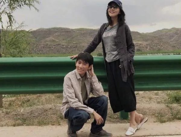 王源土味游客照，是不是像极了爸爸妈妈的朋友圈？