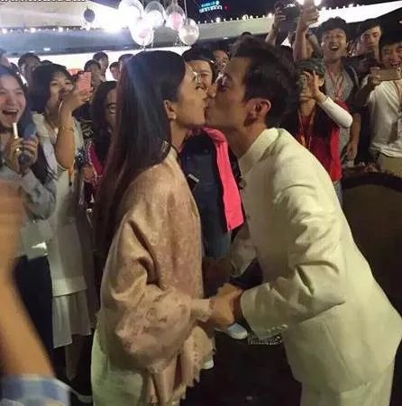 何炅丽颖激吻照惹热议 绯闻炒作为哪般