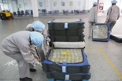 村民哄抢运钞车被杀