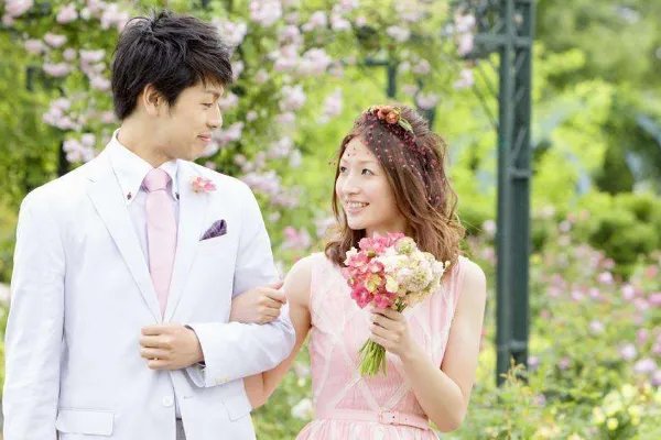 假期都在参加婚礼了参加23台婚礼送礼4800元