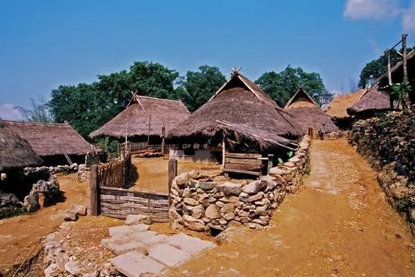 “中国最后一个原始部落”被烧毁背后,有没有值得思考的地方?