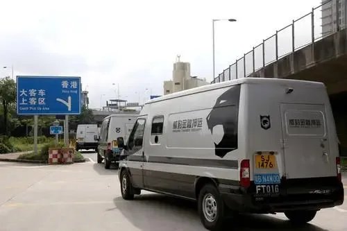 村民哄抢运钞车被杀