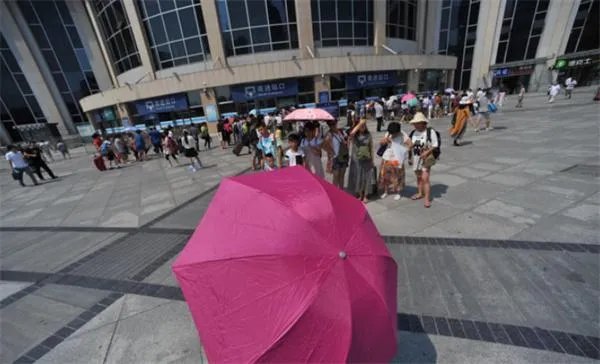 火车站不让进候车厅乘客顶烈日排队 引发网友各种质疑