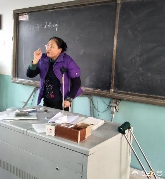 河南女教师肩扛输液杆上课走红,你怎么看?