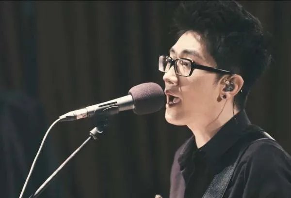 “流着眼泪说分手，我不愿你走。嘴边还有残留的爱没有问候，你却说走就走”这是哪首歌里的歌词？