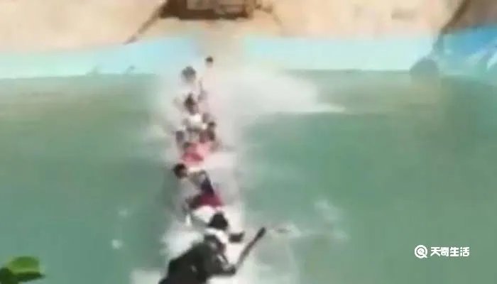 湖南一网红吊桥断裂20余人落水，男孩“神回头”躲过一劫